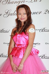 组图：邝美云陈法蓉等出席晚宴  女星抛胸斗艳