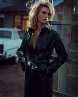 组图：詹纽瑞-琼斯黑丝诱惑 双腿滑嫩修长