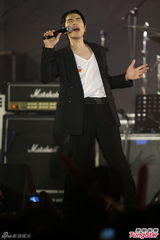 组图：人来疯！萧敬腾变多动症 拉歌迷不放手