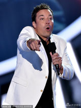 组图：MTV现场搞怪不断 上演女女热吻秀恩爱