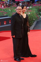 组图：《闯入者》首映 吕中酒红长衫展东方美