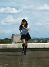 组图：NMB48成员泳池边湿身 玩制服诱惑露底裤