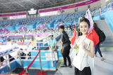 组图：赵丽颖现身仁川亚运会 举红旗为健儿助威