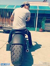 组图：张亮骑摩托车酷帅 网友调侃：腿终于显短