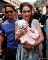 组图：F1太子女抱爱女挺车赛 卷福帅气现身观战