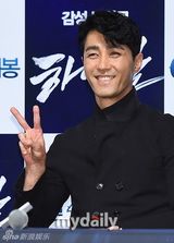 组图：《高跟鞋》首映 车胜元新作问世心情好