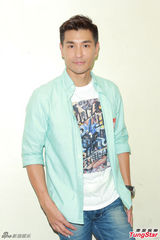 组图：郑嘉颖眉心撞倒流血 杨怡取笑拍档冒失鬼