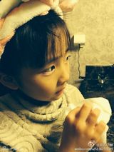 组图：多妹流鼻血孙莉心疼 大眼可爱似妈妈