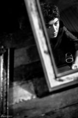 组图：陈晓【演员】黑白复古大片 举高脚杯吐舌卖萌