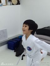 组图：吴镇宇爱子费曼学空手道 认真帅气
