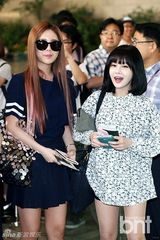 组图：T-ara机场齐亮相 墨镜热裤超时尚