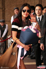 组图：全智贤赴台捞金 仅10名粉丝接机