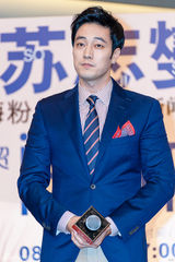 独家：苏志燮西装现身发布会 儒雅成熟帅大叔