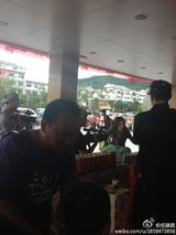 组图：女神变村姑！张柏芝黄圣依干农活打篮球