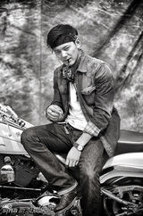 组图：苗韵桐黑白写真 黑超哈雷变身狂野硬汉