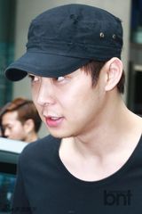 组图：朴有天素颜便服现身 参与地方选举投票