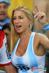 组图：阿根廷辣妹球迷甩胸抢镜呼之欲出