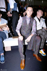 组图：韩庚受邀米兰看秀 绅士雅痞游刃有余