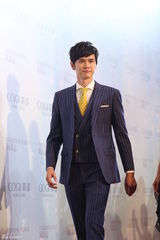 组图：何炅叶璇许茹芸等群星出席时尚盛典