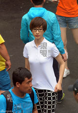 组图：杜江带娃踢球玩耍 霍思燕秀热辣美腿