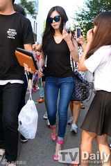 组图：4minute泫雅参加彩排 戴墨镜尽显女王风范