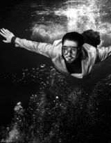 组图：吴秀波曝封面大片 正装潜水大玩湿身诱惑