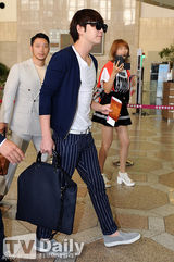 组图：张根硕亮相机场 黑超遮面露浅笑