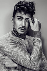 组图：胡兵曝素描感写真 优美轮廓形似复古雕像