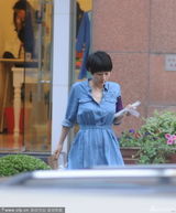 组图：马伊琍蓝色连衣裙似少女 跟风韩流买饮料