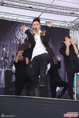 组图：潘玮柏《小丑》自创MV挑战不同类型角色