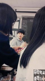 组图：首尔某高中老师走红 高个暖男五官清秀