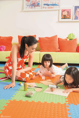 组图：钟丽缇与爱女缤纷写真 亲密玩乐羡煞旁人