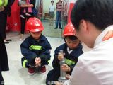 组图:张柏芝母子会友 兄弟俩扮消防员乐在其中