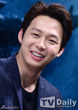 组图：朴有天宣传新片心情超好笑不停