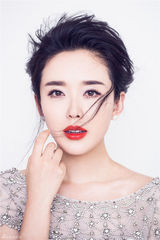 组图：颜丹晨复古造型清新红唇演绎氧气女神