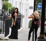 组图：曼城女神海伦黑裙拍大片 俯身挤奶秀深沟