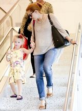 组图:艾米-亚当斯携女现身 萝莉长相甜美似妈妈