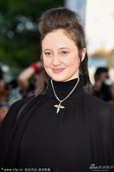 组图：威尼斯开幕红毯 女星安德丽亚着黑色长裙