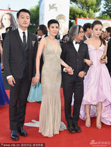 组图：威尼斯红毯赵薇艳粉如女王 郝蕾秀八字奶