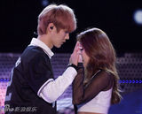 组图：欧巴欧尼合作舞台：火热舞蹈性感撩人。