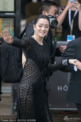 组图：巩俐黑衣优雅亮相 红毯霸气挥手