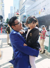 组图：Angela逛糖果店憨萌 分享糖果融化李湘