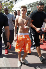 组图：比伯赴戛纳半裸壮硕 右手频拉短裤防露