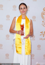 组图：导演吉尔莫秀奖杯 哈莉贝瑞获全球偶像奖