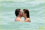组图：凯特-沃什身材走样 与男友甜蜜戏水