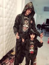 陆毅贝儿萌照神同步 同穿迷彩服化身酷帅父女组