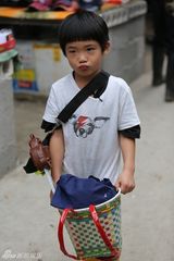 组图：萌娃独自出任务集市砍价 爸爸变装成妖怪