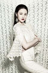 组图：刘小小演绎蕾丝复古装 性感婀娜