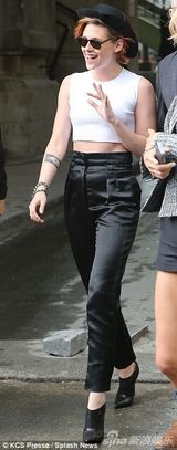 组图：暮光女短发新造型亮相 透视灯笼裤露蛮腰