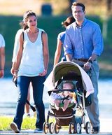 组图：前阿汤嫂挺大肚现身片场 穿休闲装变慈母